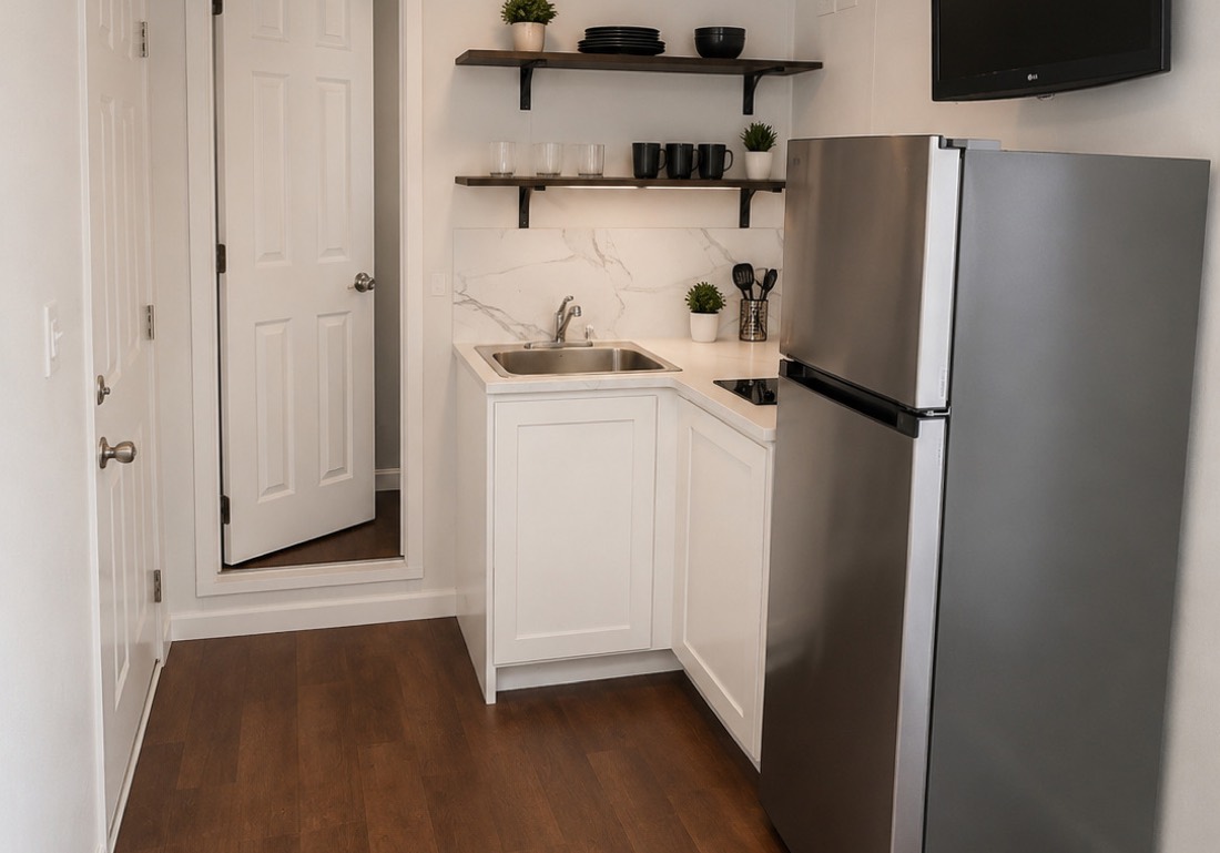Kitchenette with sink, cooktop and full-size fridge